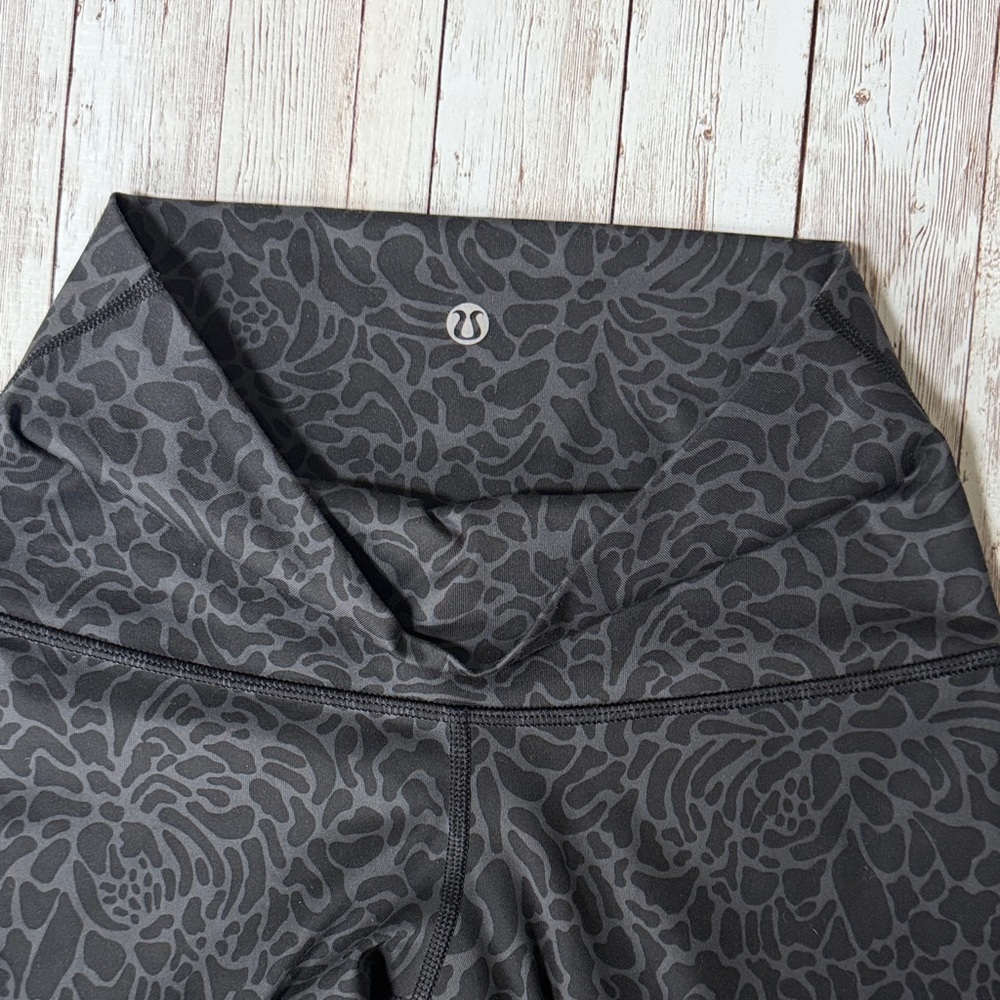 Lululemon Wunder Under Leggings sz 6 Full-On Luxtreme Roll Down Petal Camo Black - Picture 9 of 13